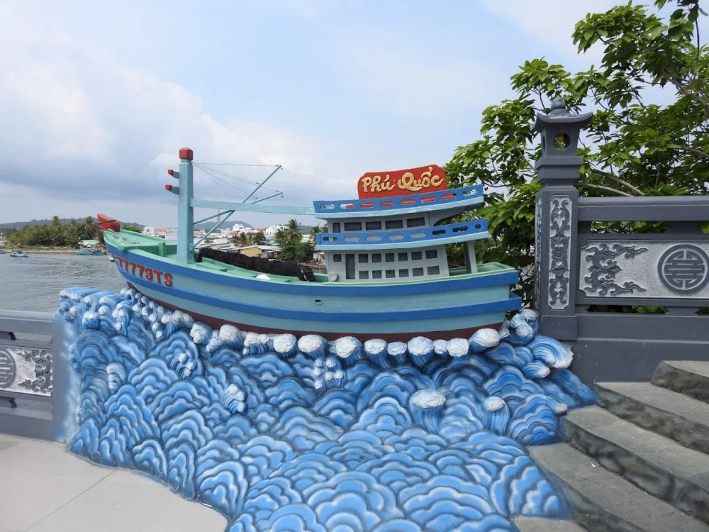 Around the temple, you’ll find symbols and details inspired by the coastal lives of local fishermen